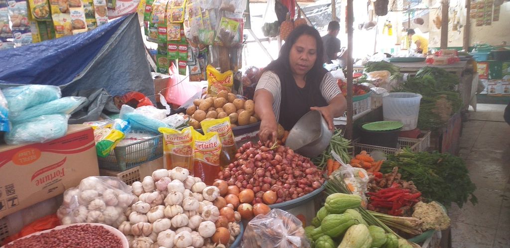 Yustina Olla (35), pedagang sayur dan bumbu dapur di Pasar Oebobo, Kota Kupang, Minggu (2/1/2022). Ia mengaku tidak menjadi peserta BPJS Ketenagakerjaan, kecuali BPJS Kesehatan, bukan karena tidak mampu, tetapi tidak paham soal itu.