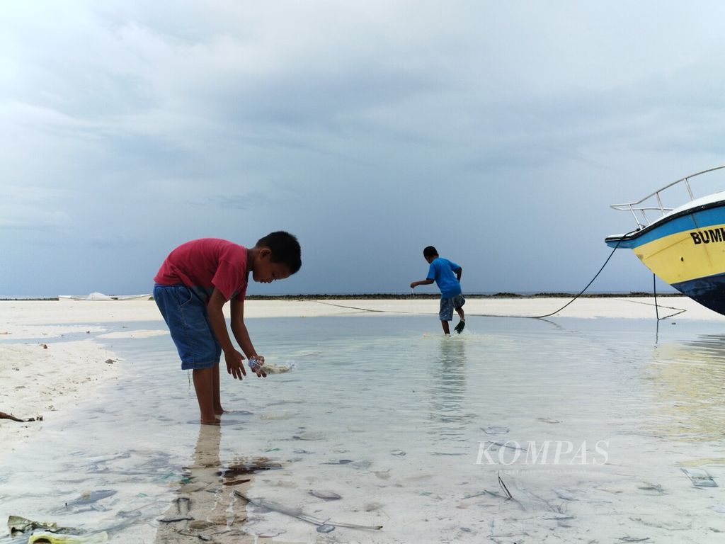 Anak-anak tengah bermain di pesisir pantai Pulau Maratua, Kabupaten Berau, Kalimantan Timur, Senin (26/2/2024).