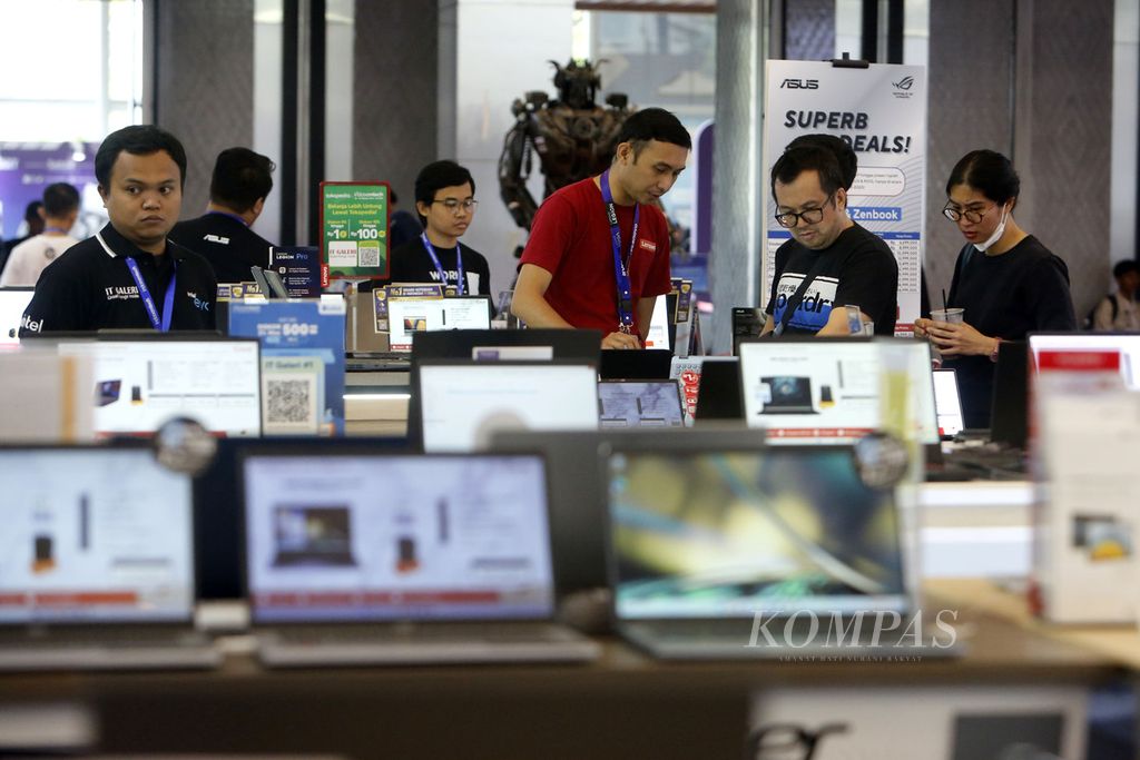 Pengunjung sedang mencari informasi tentang produk komputer jinjing yang ditawarkan pada pameran Indocomtech 2023 di ICE, BSD City, Tangerang, Banten, Jumat (27/10/2023).  Depresiasi rupiah membuat barang elektronik, termasuk komputer jinjing meningkat harganya.