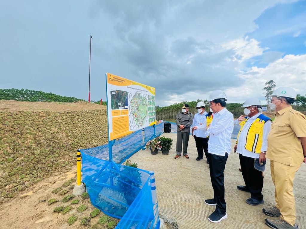 Presiden Joko Widodo meninjau pembangunan infrastruktur kawasan Ibu Kota Nusantara (IKN), di Kabupaten Penajam Paser Utara, Provinsi Kalimantan Timur, pada Selasa, 25 Oktober 2022. 