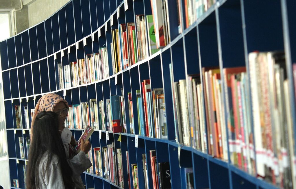 Pengunjung memilih buku yang akan dibaca di Taman Literasi Martha Christina Tiahahu, Jakarta Selatan, Senin (24/4/2023).