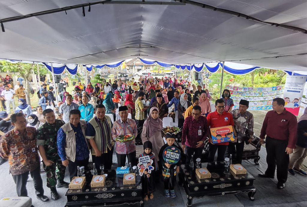  Foto bersama seusai kegiatan Edukasi Gizi di Pasar Seni Banyumulek, Lombok Barat, Nusa Tenggara Barat, Kamis (9/2/2023). 