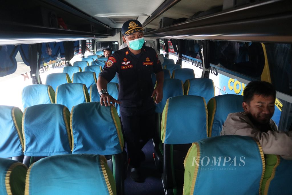 Petugas mengecek kondisi fisik bus di Terminal Harjamukti, Kota Cirebon, Jawa Barat, Rabu (20/4/2022). Pemeriksaan rem, lampu, hingga kesehatan sopir bus tersebut untuk memastikan kendaraan prima saat arus mudik Lebaran 2022.