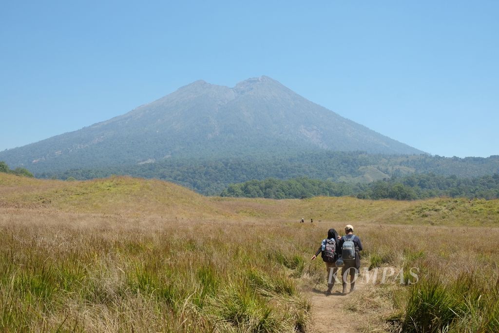 The combination of the vast expanse of reeds and the view of Mount Rinjani makes the Propok savanna look so beautiful. It is tempting for many tourists to come and even camp.
