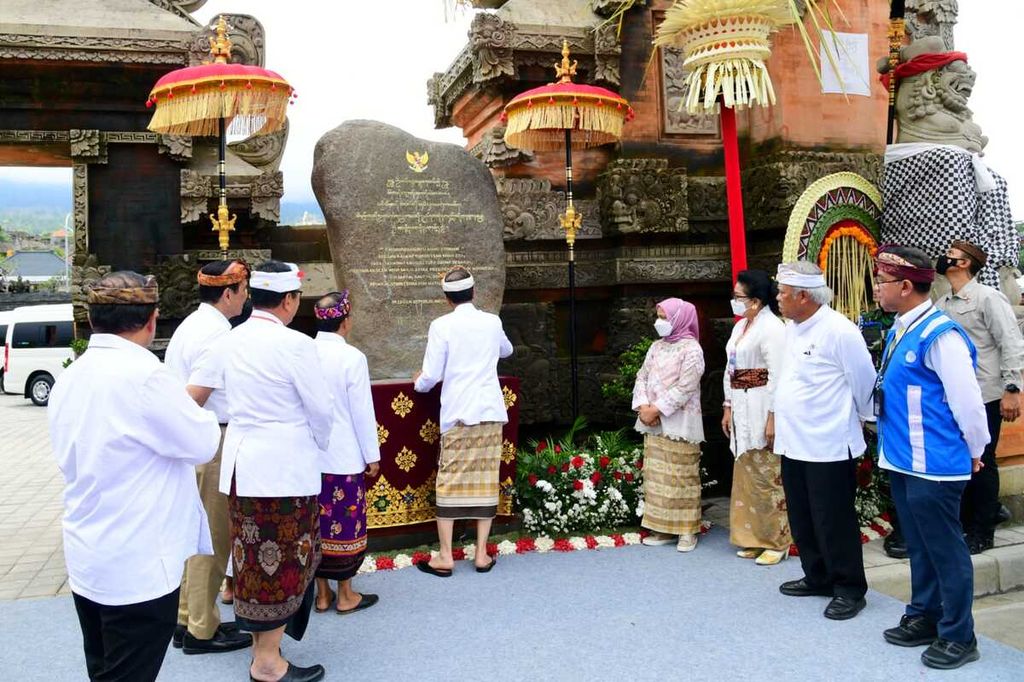 Presiden Joko Widodo menandatangani prasasti penataan kawasan Pura Agung Besakih, Bali, Senin (13/3/2023).