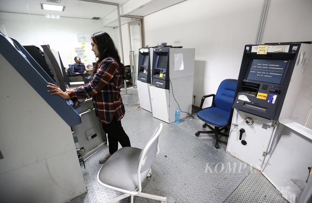 Aktivitas pengembangan sistem pada mesin anjungan tunai (ATM) Bank Mandiri di Plaza Mandiri, Jakarta, Kamis (29/8/2019). Pengembangan sistem ATM tersebut agar terintegrasi dan dapat digunakan oleh nasabah bank lain yang tergabung dalam Himpunan Bank-bank Milik Negara (Himbara). 