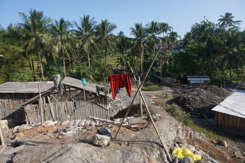 Suasana lapak-lapak atau bangunan semipermanen tempat penambangan emas ilegal di Desa Pancurendang, Ajibarang, Banyumas, Jawa Tengah, Rabu (26/7/2023).