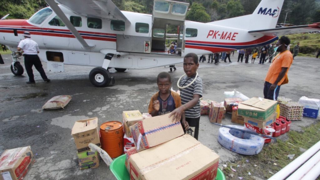 Pesawat berbadan kecil dari maskapai Sam Air di Lapangan Terbang Beoga, Kabupaten Puncak, Papua Tengah, Kamis (27/4/2023). Sebelumnya, aktivitas penerbangan di Lapangan Terbang dihentikan selama dua pekan pascaaksi penembakan pesawat Asian One oleh kelompok kriminal bersenjata pada 14 April 2023.