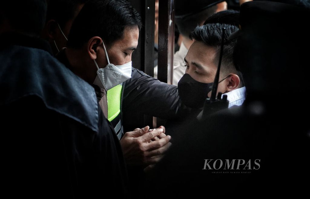 Terdakwa Richard Eliezer Pudihang Lumiu (kanan) memasuki ruang sidang menjelang pembacaan vonis dirinya di Pengadilan Negeri Jakarta Selatan, Jakarta, Rabu (15/2/2023). 