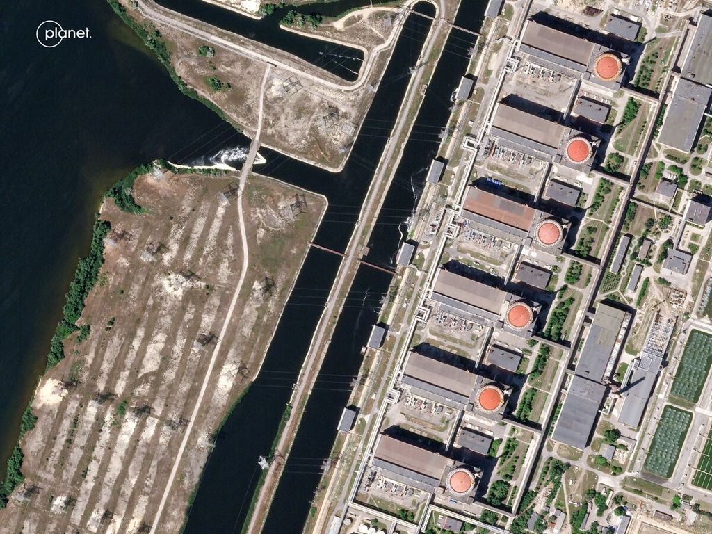 Foto citra satelit SkySat yang diambil oleh Planet Labs PBC pada 4 Juni 2023 dan dirilis pada 6 Juni 2023 ini memperlihatkan Pembangkit Listrik Tenaga Nuklir (PLTN) Zaporizhzhia di Enerhodar, Zaporizhzhia, Ukraina. PLTN terbesar di Eropa itu kini dalam penguasaan Rusia. 