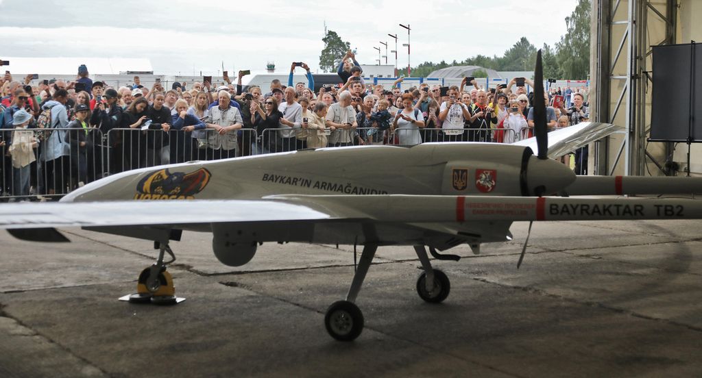 <i>Drone</i> tempur buatan Turki, Bayraktar TB 2, dipamerkan di Pangkalan Angkatan Udara Lituania di Siauliai, 6 Juli 2022. Lituania berencana mengirim drone itu ke Ukraina untuk membantu menghadapi serangan Rusia. 