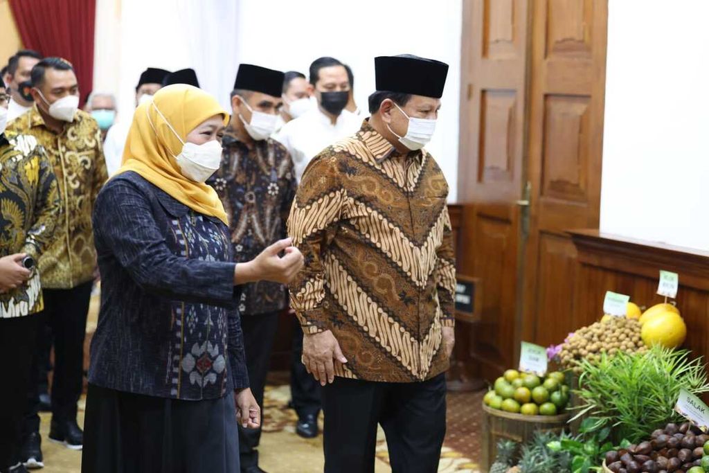 Ketua Umum Partai Gerindra Prabowo Subianto dan Gubernur Jawa Timur Khofifah Indar Parawansa di Surabaya, Jawa Timur, 3 Mei 2022.