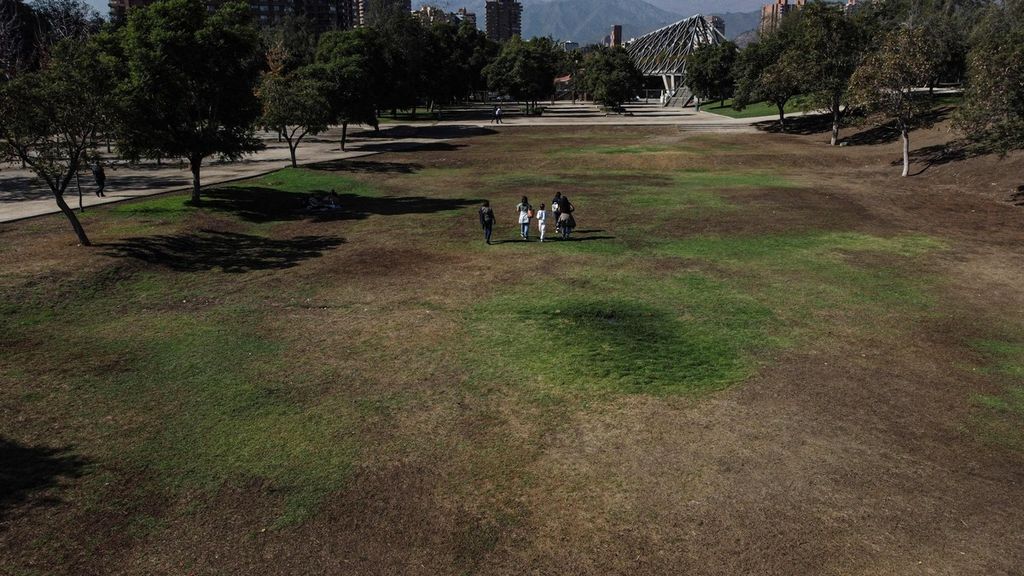 Pemandangan Taman Araucano dengan hamparan rumput yang mengering di Las Condes, Santiago, 13 April 2022. 