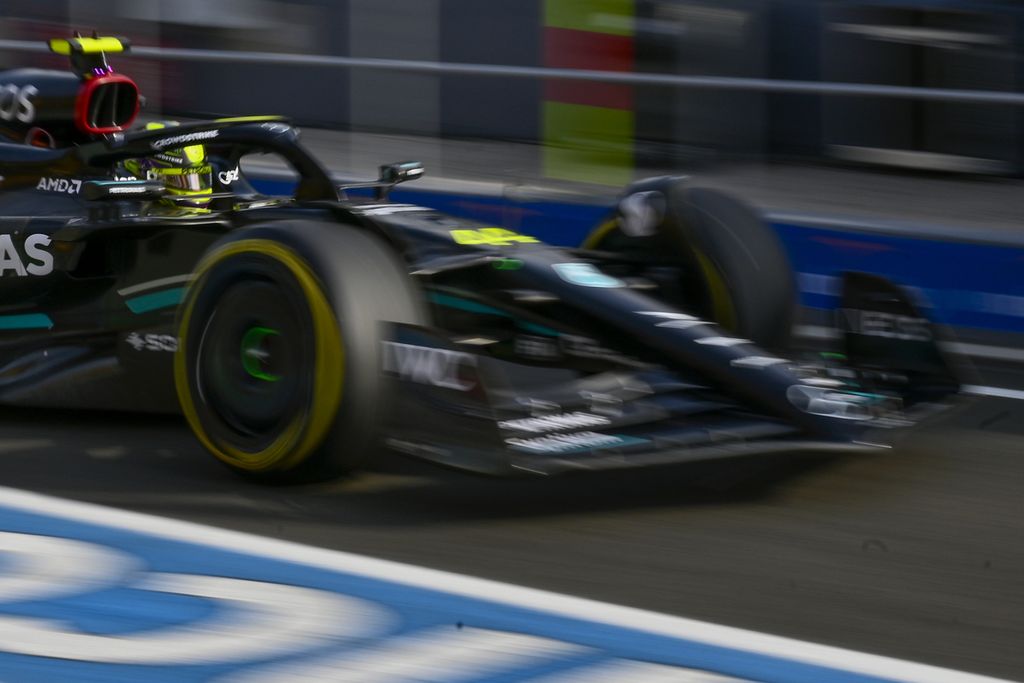 Pebalap Mercedes, Lewis Hamilton, memacu mobilnya pada sesi latihan bebas kedua Formula 1 seri Hongaria di Sirkuit Hongaroring, Budapest, Jumat (21/6/2023) waktu setempat.