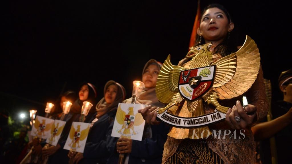 Warga bersiap mengikuti Kirab Tirakatan Hari Lahir Pancasila di Klaten, Jawa Tengah, Jumat (30/5/2019) malam. Peringatan Hari Lahir Pancasila tersebut digelar untuk merefleksikan serta meneguhkan Pancasila sebagai ideologi dasar dalam kehidupan bernegara.