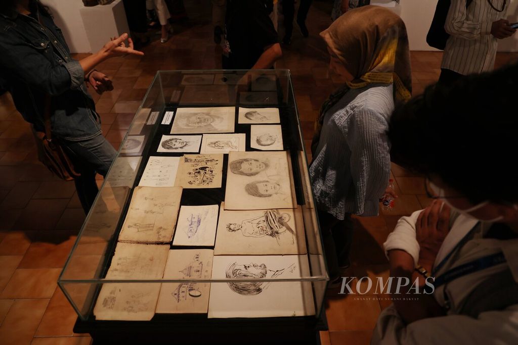 The atmosphere of the opening of the cultural and art exhibition "Commemoration of 100 years of Koentjaraningrat" at Bentara Budaya Jakarta, Thursday (8/6/2023) night.