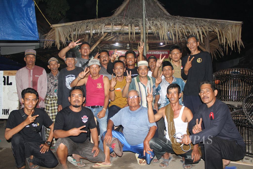 Rasidin, kuwu terpilih Desa Suranenggala periode 2023-2029 (mengenakan peci), berfoto dengan tim suksesnya di kediamannya, Desa Suranenggala, Kecamatan Suranenggala, Kabupaten Cirebon, Jawa Barat, Minggu (22/10/2023).