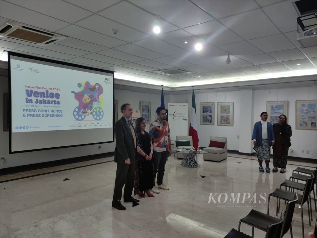 Italian Ambassador to Indonesia Benedetto Latteri, Director of the Italian Film Festival Maria Battaglia, and Director Makbul Mubarak posed for photos after delivering statements in Jakarta, on Tuesday, April 16, 2024.
