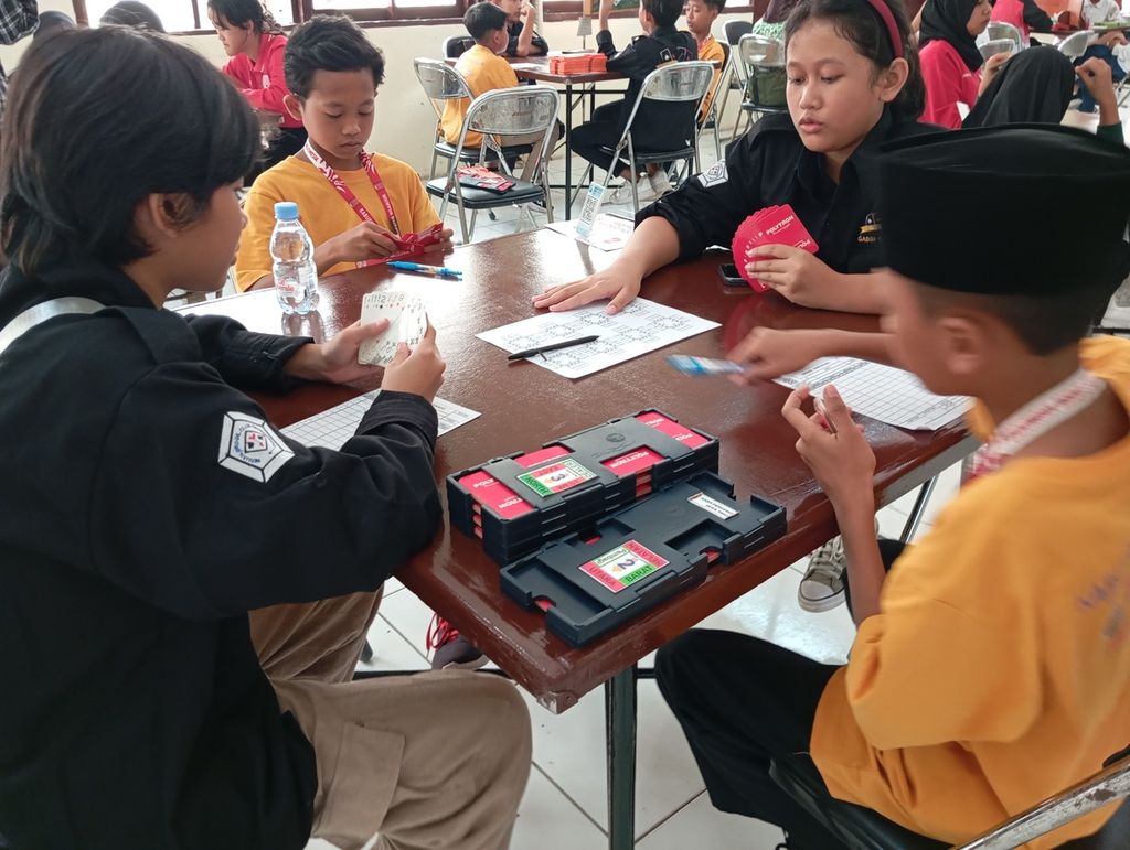 Suasana final Turnamen Bridge Pelajar Piala Gubernur Jawa Timur memperingati Hari Pendidikan Nasional di UPT Pelatihan dan Pengembangan Pendidikan Kejuruan, Surabaya, Minggu (5/5/2024). Turnamen sejak Sabtu (4/5/2025) diikuti pelajar SD, SLTP, dan SLTA se-Jatim dan ada peserta dari DI Yogyakarta dan Kalimantan Timur.