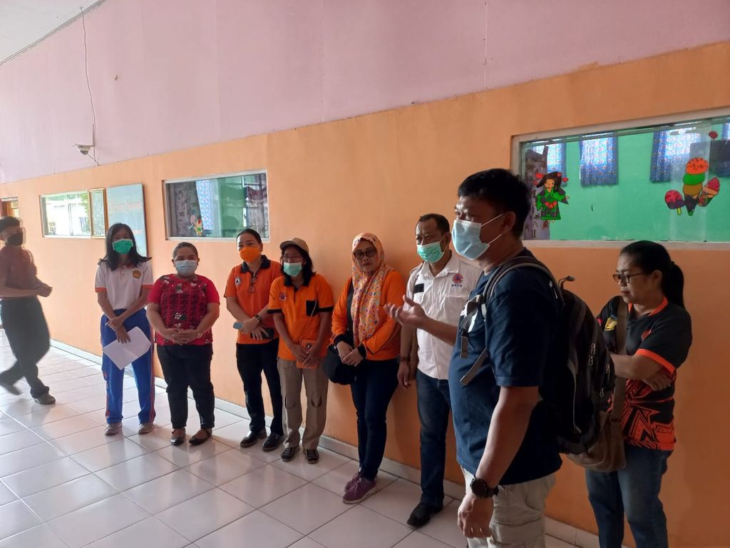 Kabid Pencegahan dan Kesiapsiagaan Satuan Polisi Pamong Praja dan Penanggulangan Bencana Daerah Papua Paminto Widodo memberi pelatihan mitigasi gempa bumi di salah satu sekolah di Kota Jayapura pada awal Februari 2023.