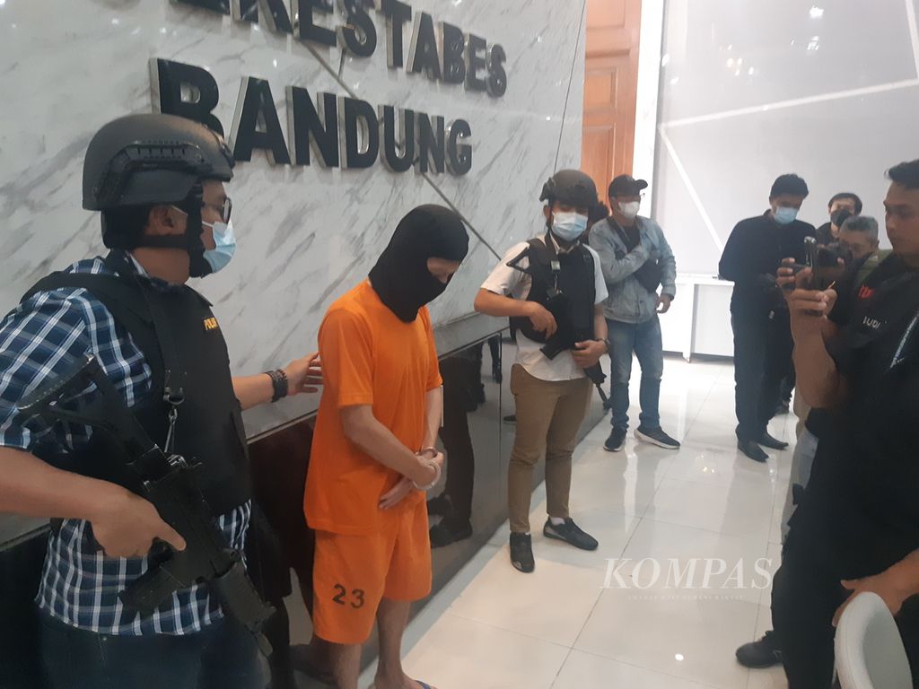 Tersangka kasus dugaan penipuan jasa properti bernama Rafferty Robinson di Markas Polrestabes Bandung, Jawa Barat, Selasa (27/2/2024). Pelaku yang menawarkan jasa properti bodong secara daring itu terancam pidana 4 tahun penjara.