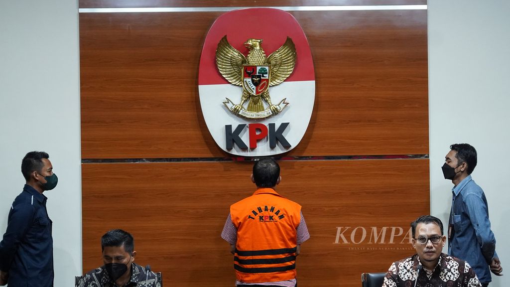 Juru Bicara KPK Ali Fikri (kedua dari kanan) dan Deputi Penindakan KPK Karyoto (kedua dari kiri) saat memberi keterangan atas penangkapan bekas Wali Kota Cimahi Ajay Muhammad Priatna (tengah) di Komisi Pemberantasan Korupsi, Jakarta, Kamis (18/8/2022). 