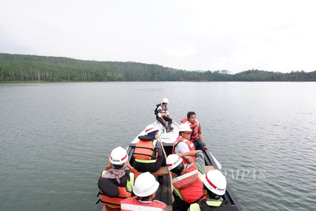Sejumlah tamu menaiki perahu mesin di Danau Ata Sela, yang merupakan danau pascatambang di Kabupaten Tanah Bumbu, Kalimantan Selatan, Rabu (25/10/2023). 