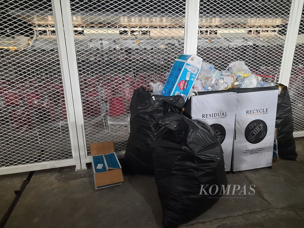 Tumpukan sampah setelah misa akbar bersama Paus Fransiskus pada salah satu titik di Stadion Madya Gelora Bung Karno, Jakarta, Kamis (5/9/2024). Mayoritas sampah berupa plastik.