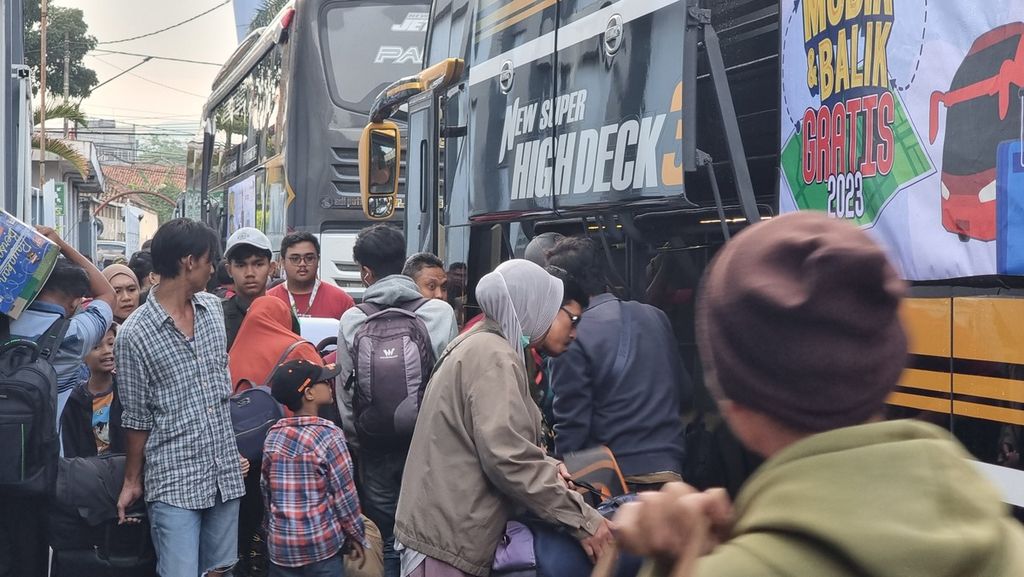 Sejumlah warga memasukkan barang bawaannya ke dalam jajaran bus yang parkir di Eks Pabrik Kina milik PT Kimia Farma, Kota Bandung, Jawa Barat, Senin (17/4/2023). 