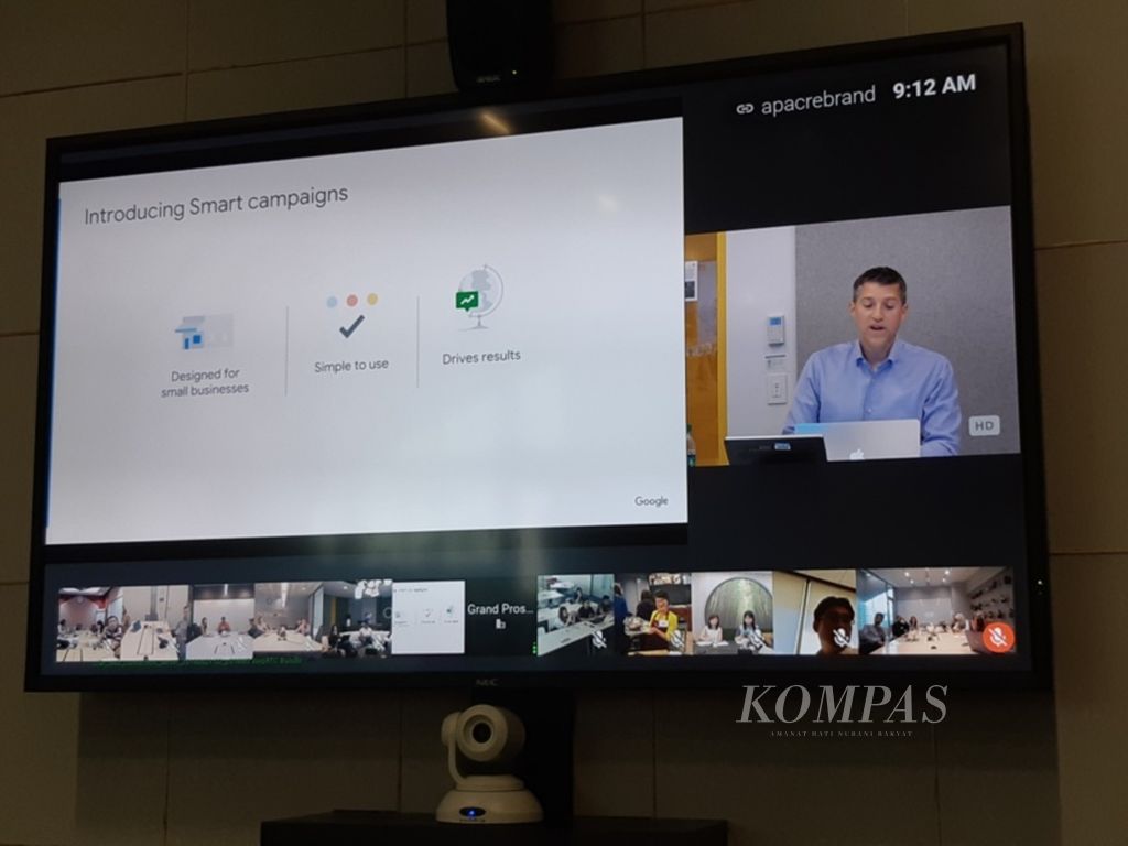 Dan Taylor, Managing Director Global Display & Programmatic Google Inc, memperkenalkan merek dan layanan baru Google Ads kepada cabang-cabang Google di Asia melalui konferensi video, Rabu (27/6/2018).