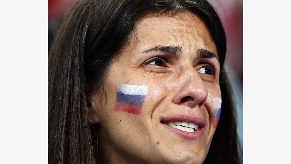 Seorang pendukung Rusia berurai air mata setelah tim tuan rumah kalah lewat adu penalti dari Kroasia pada laga perempat final Piala Dunia 2018 di Stadion Fisht, Sochi, Rusia, Minggu (8/7/2018) dini hari WIB. 