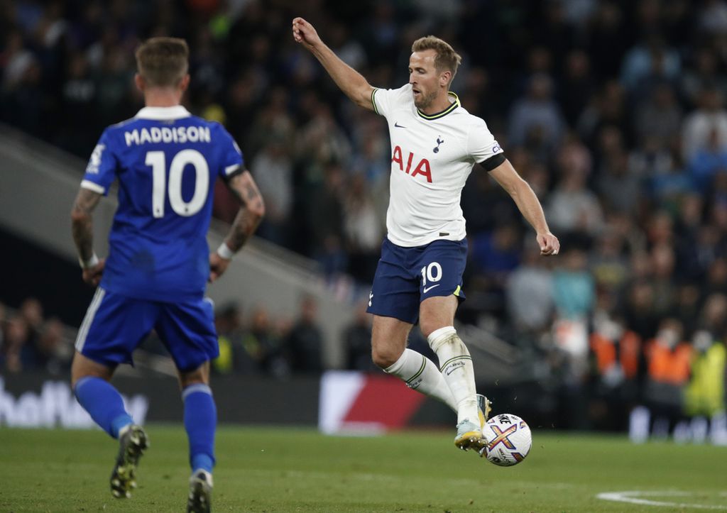 Pemain Tottenham Hotspur Harry Kane beraksi dalam pertandingan Liga Inggris antara Tottenham Hotspur dan Leicester City di Stadion Tottenham Hotspur, London, Minggu (18/9/2022) dini hari WIB. 