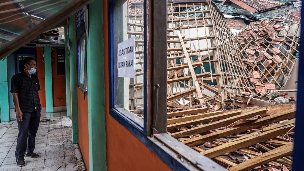 Penjaga sekolah menunjukkan ruang kelas SD Negeri Otista 78, Kota Bogor, Jawa Barat, yang atapnya ambruk dan masih menunggu perbaikan, Selasa (21/9/2021). 