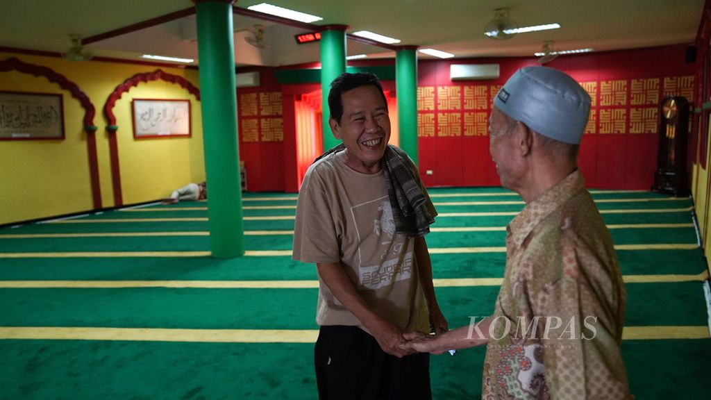Umat Islam bersalaman di Masjid Lautze, Kelurahan Karang Anyar, Kecamatan Sawah Besar, Jakarta Pusat, Selasa (4/4/2023). 
