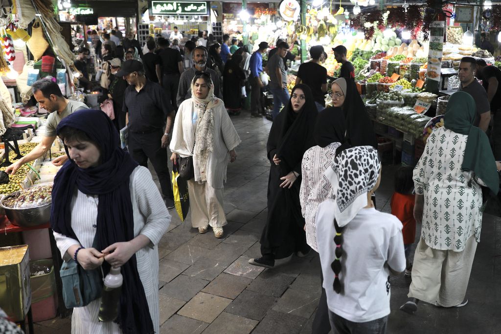 Warga memenuhi Pasar Tajrish, di Teheran, Iran, Rabu (16/8/2023). 