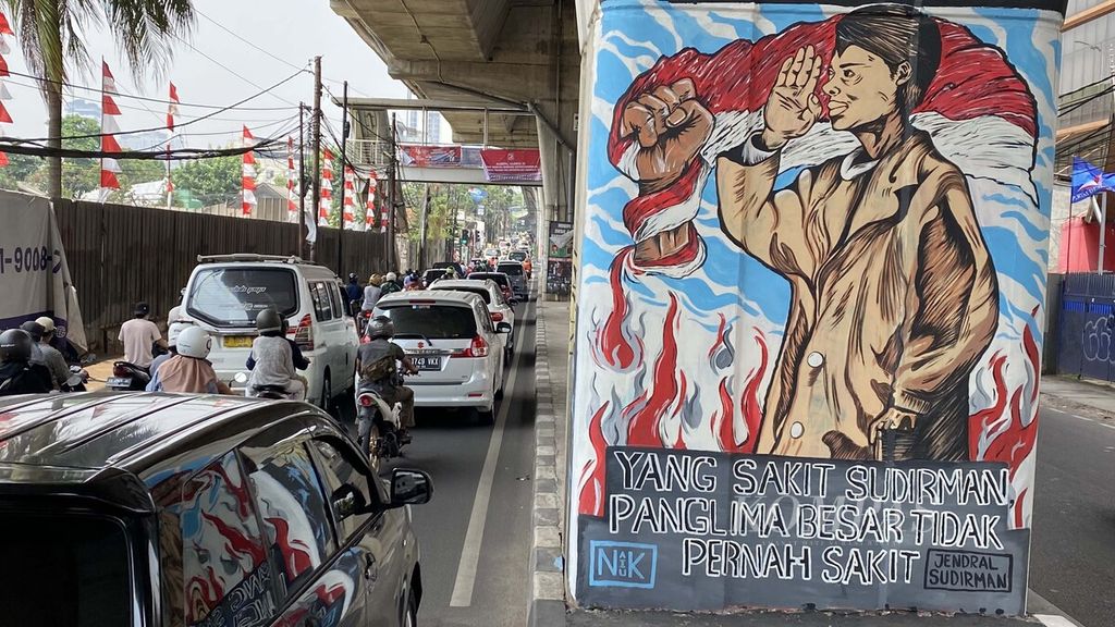 Pengendara melintas di sekitar mural sosok Panglima Besar Jenderal Sudirman yang menghiasi tiang penyangga jalan layang Transjakarta di Jalan Ciledug Raya, Kebayoran Lama, Jakarta Selatan, 5 September 2021. 
