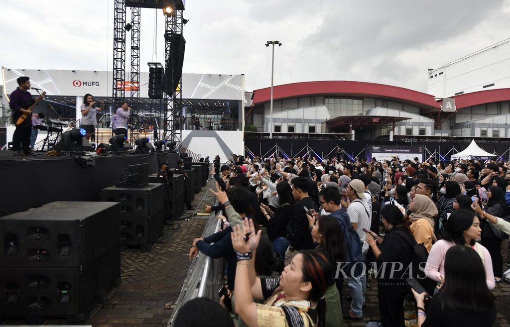 Kelompok HiVi! tampil sebagai band pertama dalam konser musik IIMS Infinite Live di Jakarta International Expo, Kemayoran, Jakarta, Kamis (16/2/2023). 