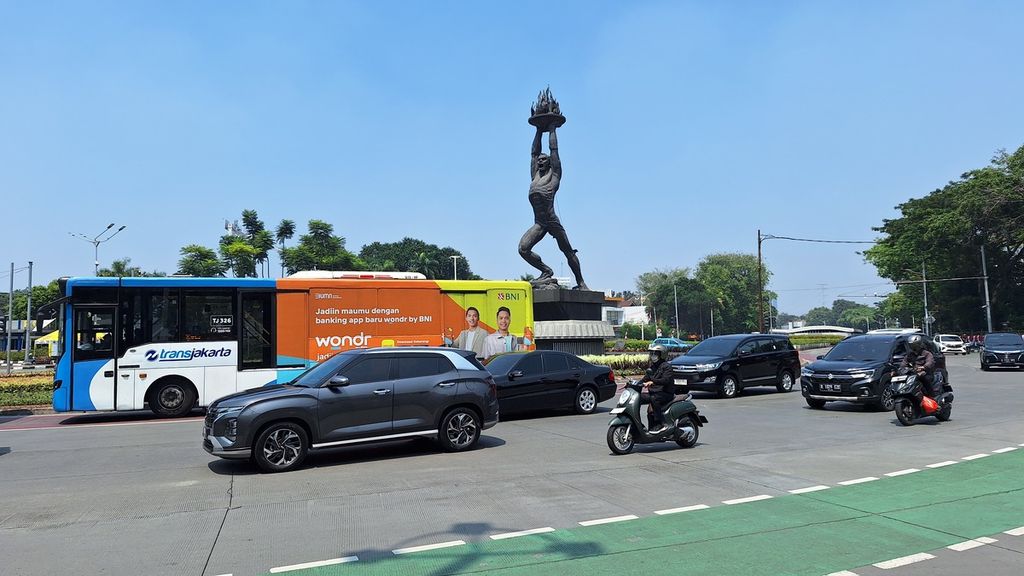 Patung Pemuda Membangun di Bundaran Senayan, Jakarta, Selasa (13/8/2024). Patung ini menggambarkan seorang pemuda dengan semangat menyala-nyala membawa obor untuk mendorong semangat membangun yang pada hakikatnya harus dilakukan oleh generasi muda.