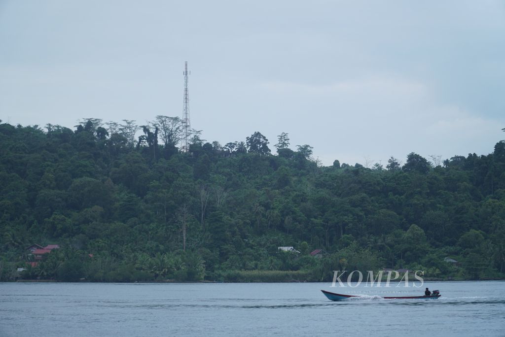 Menara BTS Telkomsel menjulang di salah satu bukit di Desa Sikakap, Kecamatan Sikakap, Kepulauan Mentawai, Sumatera Barat, Kamis (22/6/2023). Jaringan operator Telkomsel di Sikakap cuma "E" atau EDGE dan hanya dapat dipakai untuk sambungan telepon seluler.