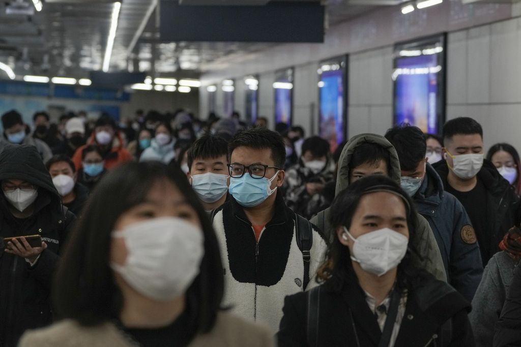 Pengguna kereta api berjalan di sebuah stasiun kereta api bawah tanah di Beijing, Selasa (20/12/2022). Komisi Kesehatan Nasional telah mengubah definisi kematian akibat Covid-19 yagn membuat kematian-kematian di China akibat Covid-19 tidak dimasukkan dalam data resmi pemerintah. 