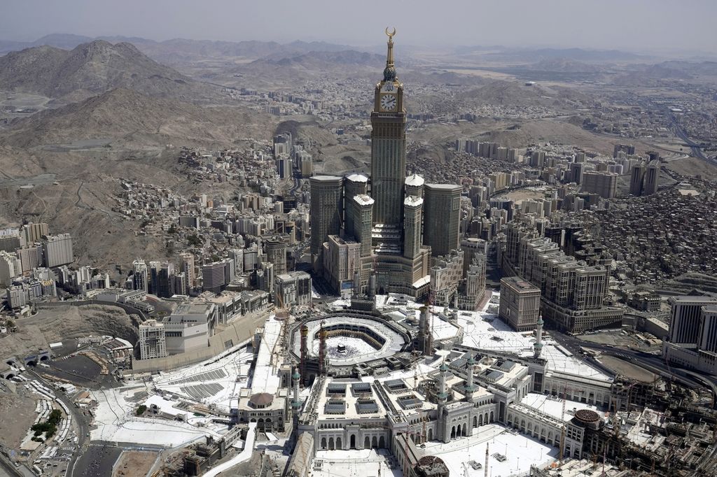 Pemandangan dari udara atas area Masjidil Haram di Mekkah, Arab Saudi, dengan menara jam yang menjulang tinggi, saat berlangsung ibadah haji, 10 Juli 2022. 