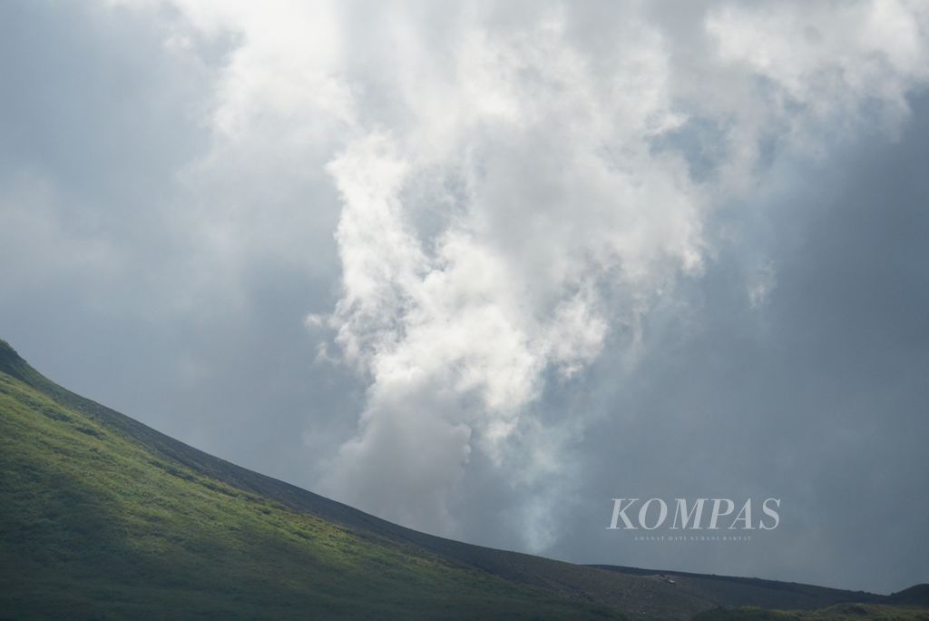 Asap putih membubung dari kawah Tompaluan di Gunung Lokon di Tomohon, Sulawesi Utara, Kamis (20/7/2023).