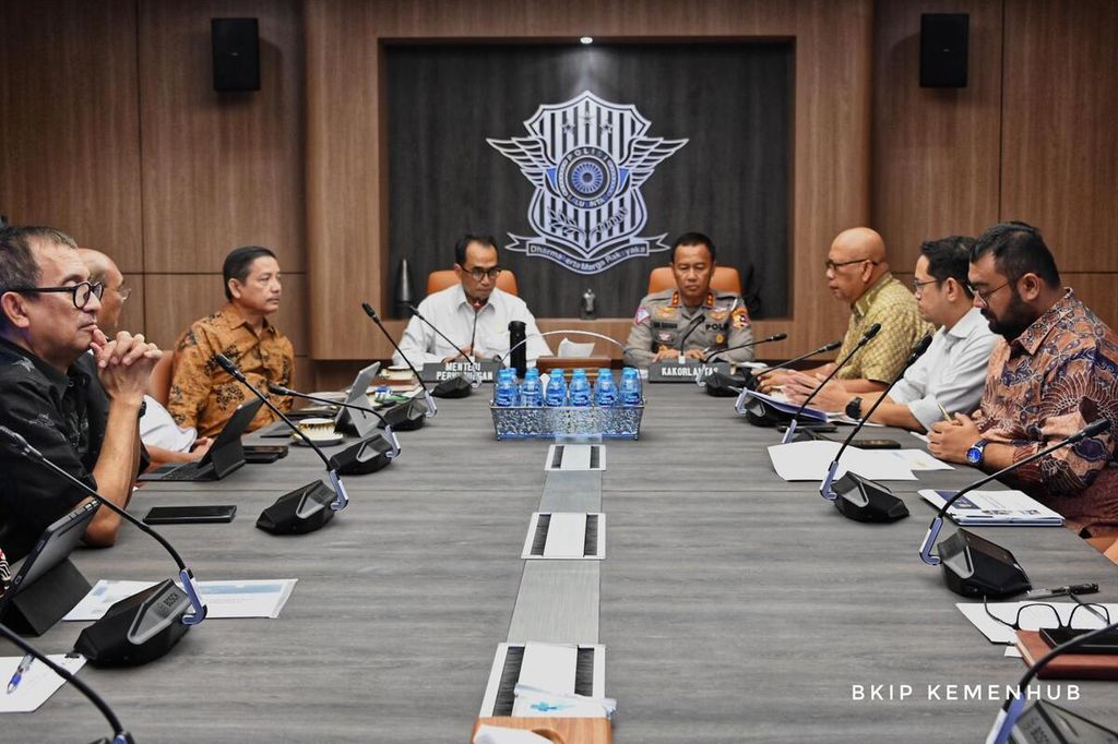 Rapat koordinasi membahas peningkatan keselamatan bus umum dan bus pariwisata berlangsung di Kementerian Perhubungan, Jakarta, Rabu (15/5/2024). Rapat ini dihadiri Menteri Perhubungan Budi Karya Sumadi, Kepala Korps Lalu Lintas Polri Irjen Aan Suhanan, Direktur Jenderal Perhubungan Darat Hendro Sugiatno, Ketua Umum Organda Adrianto Djokosoetono, dan pemerhati kebijakan publik Agus Pambagyo. 