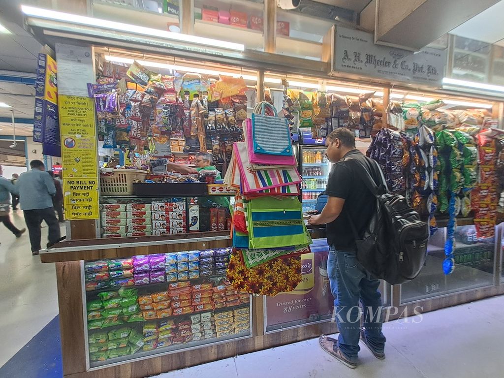 Seorang pembeli tengah memilih barang yang akan dibelinya di salah satu toko kelontong di Stasiun Church Gate, Mumbai, India, Selasa (4/4/2023). Suasana Ramadhan tak terlalu terasa di negeri yang mayoritas penduduknya beragama Hindu ini.