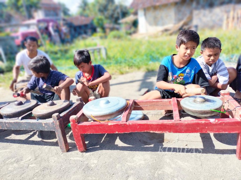 Sejumlah anak tampak asyik bermain gamelan, memainkan musik untuk teman-temannya, anak-anak lainnya yang berlatih menari di lapangan di Dusun Keron, Desa Krogowanan, Kecamatan Sawangan, Kabupaten Magelang, Jawa Tengah, Sabtu (9/7/2022).
