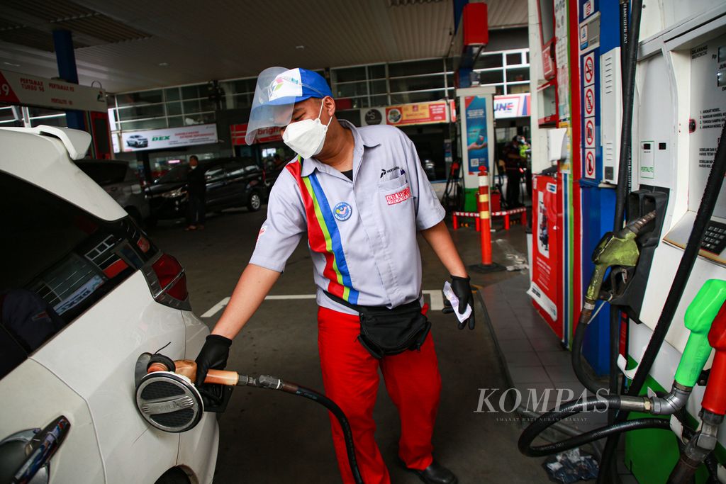 Petugas mengisi bahan bakar minyak subsidi pertalite ke mobil konsumen di SPBU 31.129.02 di kawasan Kuningan, Jakarta, Jumat (1/4/2022). 