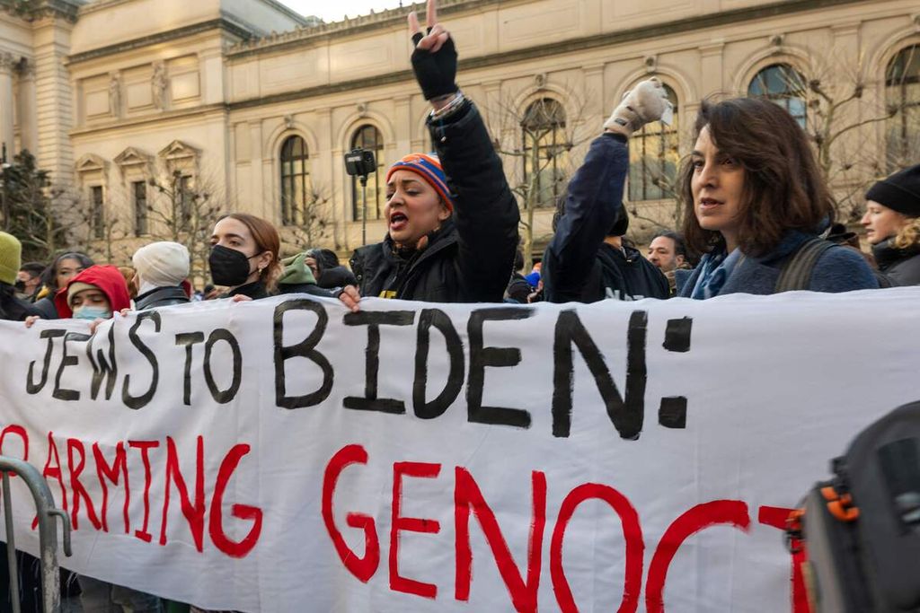 Para demonstran di Kota New York memprotes kunjungan Presiden AS Joe Biden ke Manhattan karena kebijakannya yang mendukung Israel dalam perang melawan Hamas di Gaza, 7 Februari 2024.