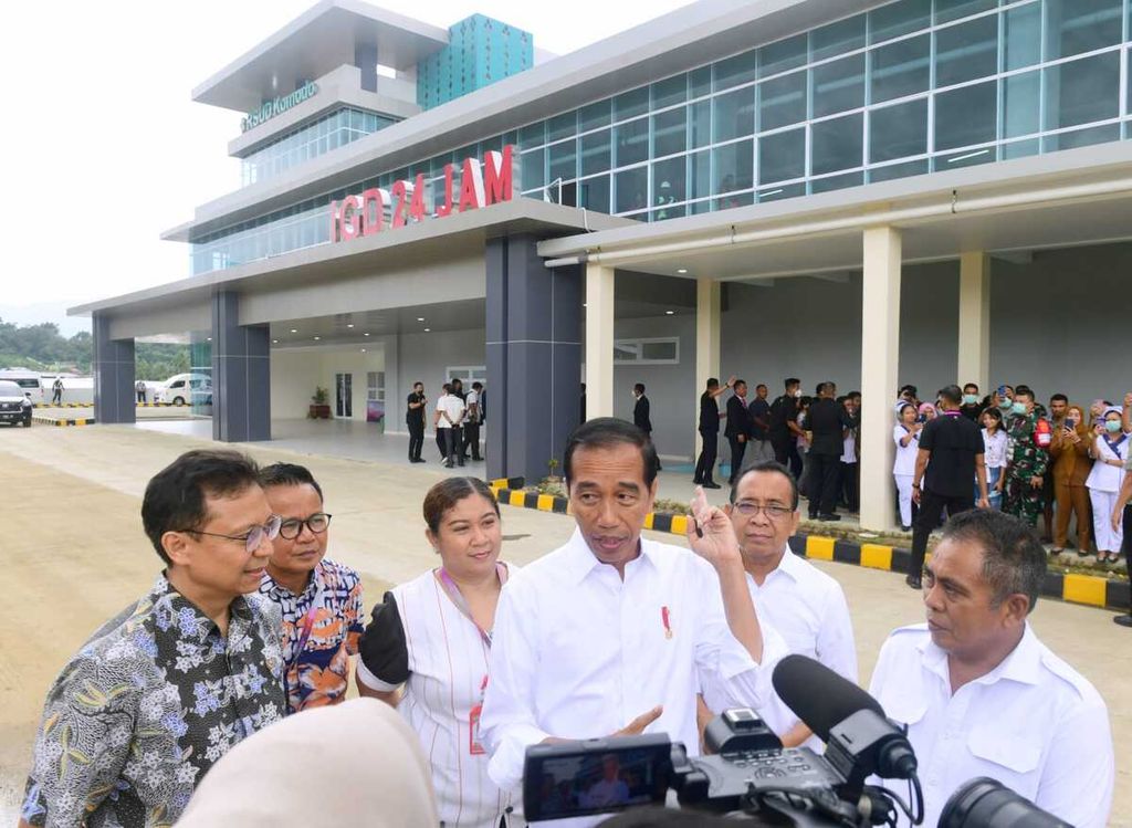 Presiden Joko Widodo meninjau kesiapan dan fasilitas Rumah Sakit Umum Daerah Komodo di Labuan Bajo, Kabupaten Manggarai Barat, Provinsi Nusa Tenggara Timur, Selasa (9/5/2023).