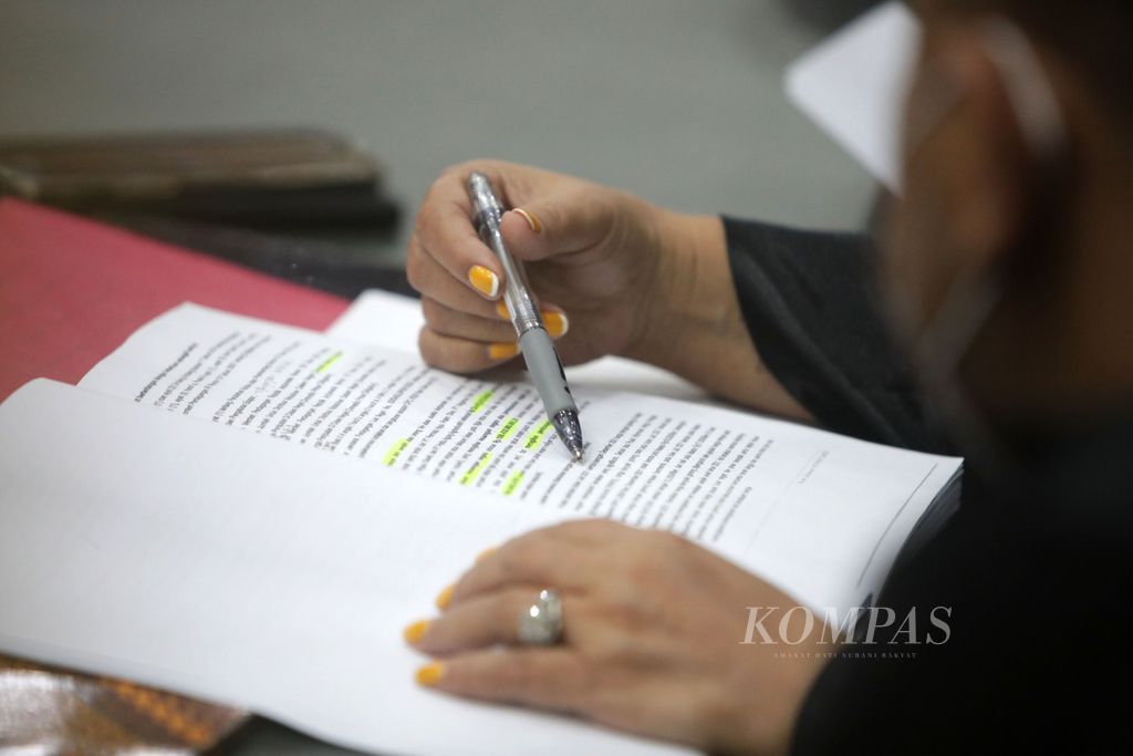 Penasihat hukum menyimak pembacaan dakwaan kasus korupsi minyak goreng di di Pengadilan Tipikor Jakarta, Rabu (31/8/2022). 