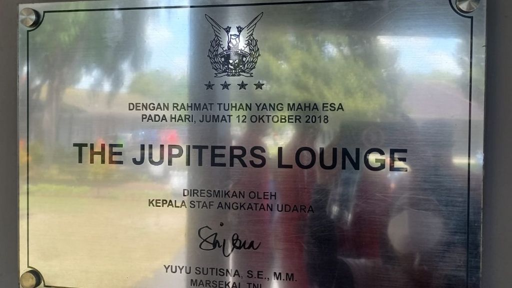 Plakat peresmian The Jupiters Lounge di Pangkala TNI AU Adisutjipto, Yogyakarta. 